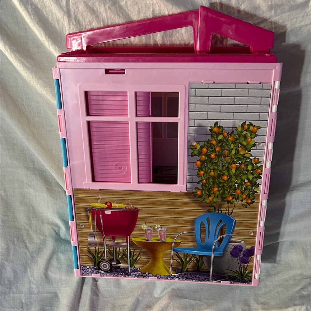 Folding 1story Barbie Getaway house. Side opens,house folds out2 dolls included